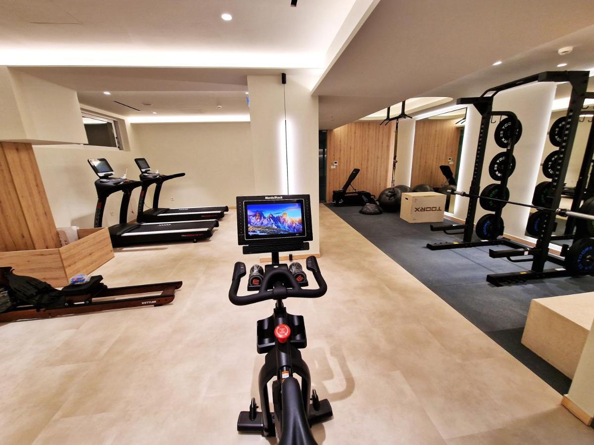 Tsamis Zante Suites (Adults Only) Psarou  Luaran gambar Peloton Bike in a gym
