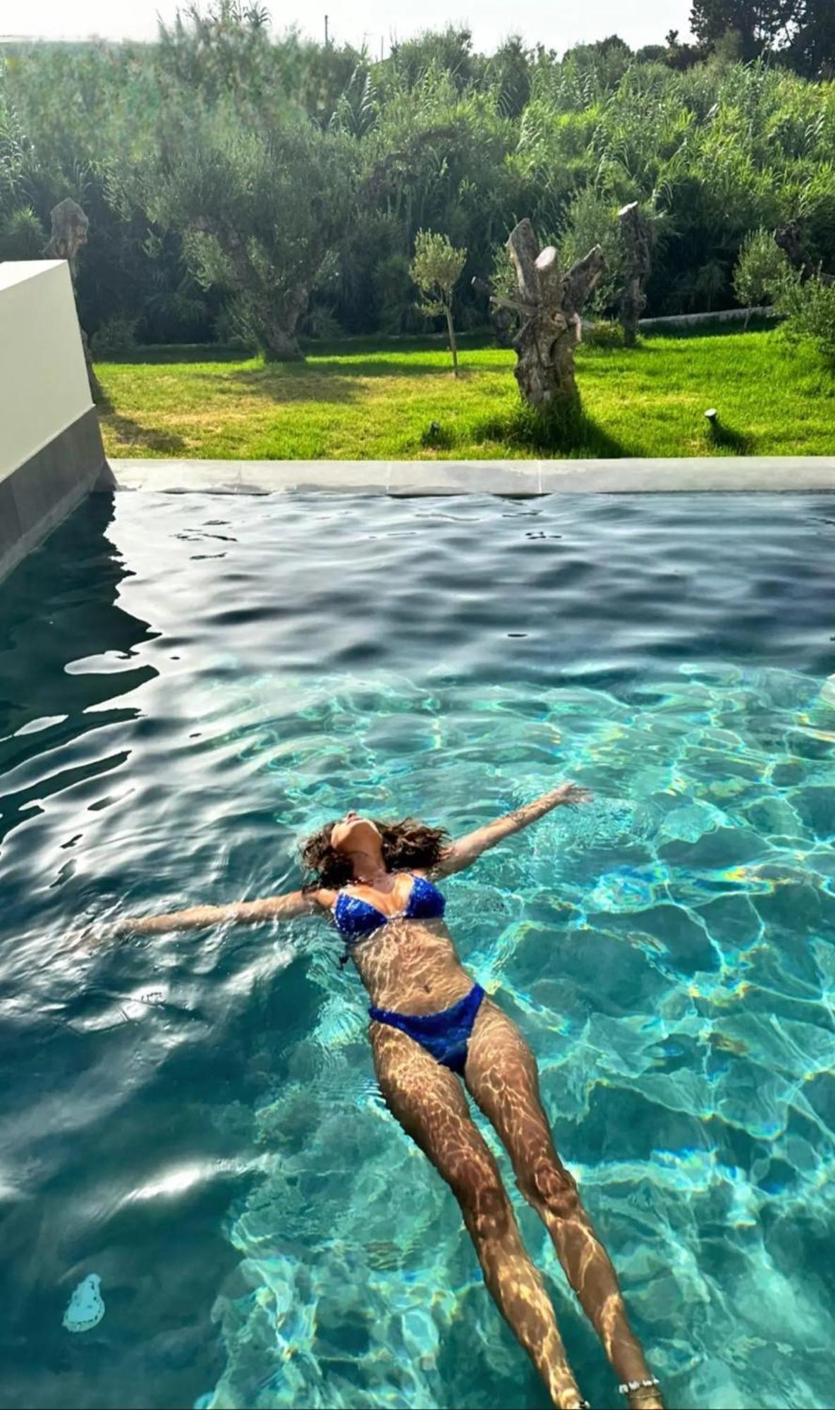 Tsamis Zante Suites (Adults Only) Psarou  Luaran gambar A woman floating in a swimming pool