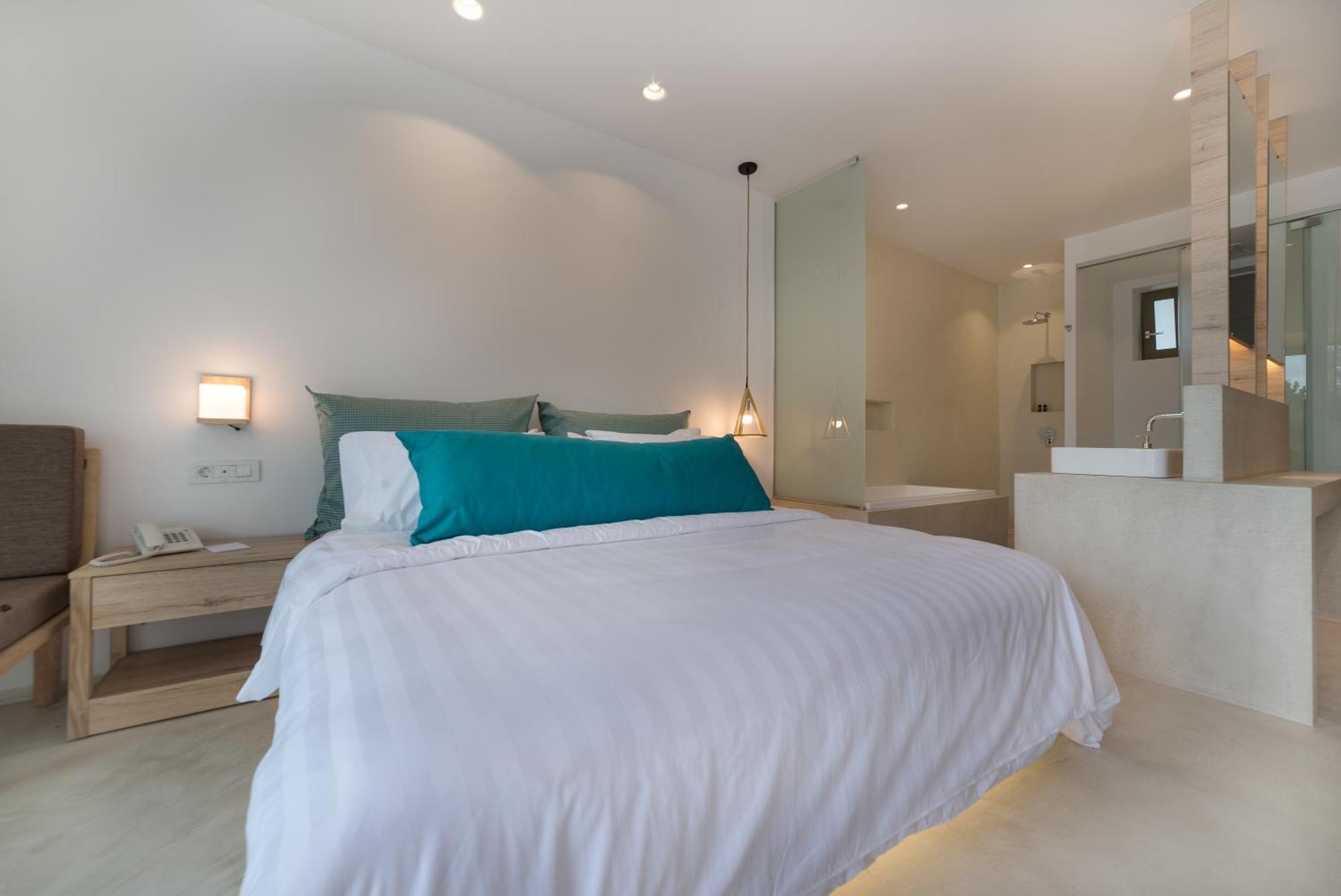 Tsamis Zante Suites (Adults Only) Psarou  Luaran gambar A bedroom at the hotel